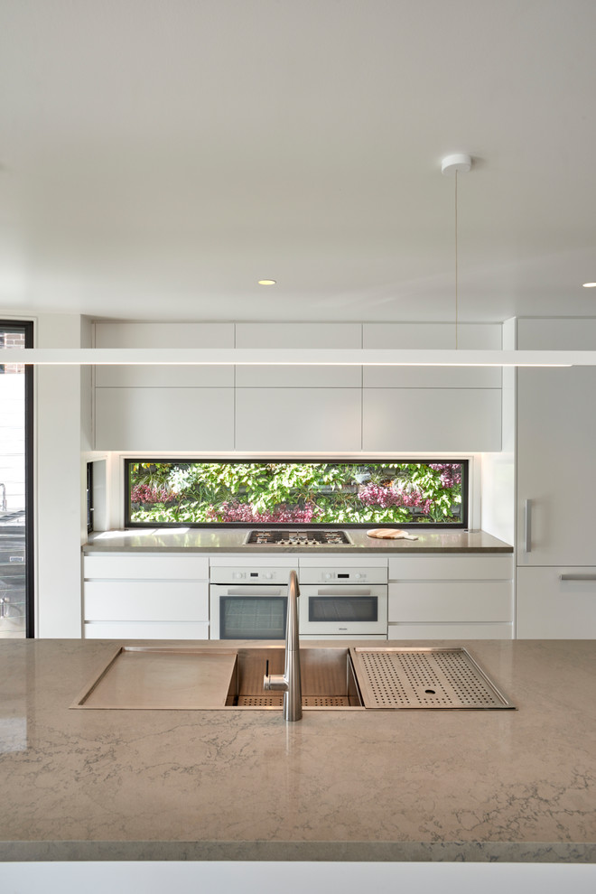 Photo of a modern kitchen in Sydney.