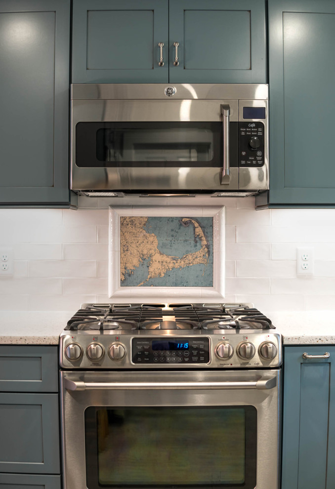 Foto på ett litet funkis kök, med en rustik diskho, skåp i shakerstil, blå skåp, bänkskiva i återvunnet glas, vitt stänkskydd, stänkskydd i keramik, rostfria vitvaror, klinkergolv i keramik, en köksö och beiget golv