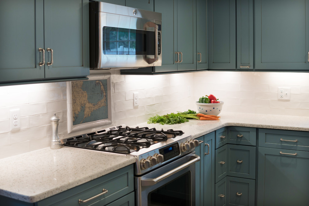 Exempel på ett litet modernt kök, med en rustik diskho, skåp i shakerstil, blå skåp, bänkskiva i återvunnet glas, vitt stänkskydd, stänkskydd i keramik, rostfria vitvaror, klinkergolv i keramik, en köksö och beiget golv