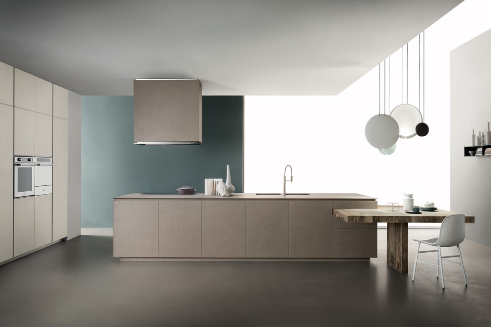 Ispirazione per una cucina minimalista di medie dimensioni con lavello sottopiano, ante lisce, ante beige, elettrodomestici in acciaio inossidabile e pavimento in cemento