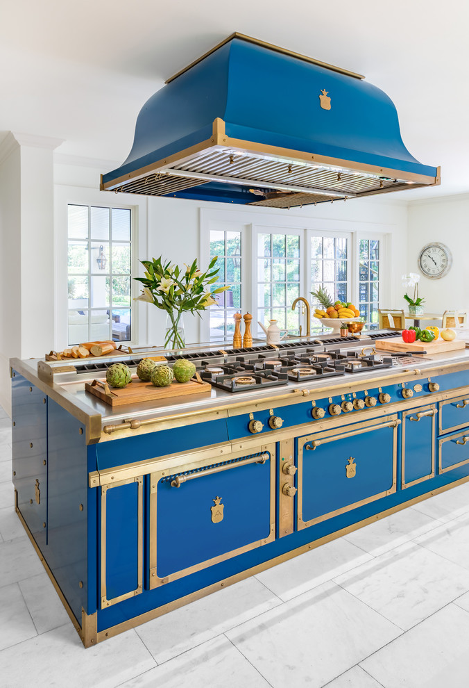 Aménagement d'une grande cuisine américaine classique en inox avec un évier intégré, un plan de travail en inox, îlot, une crédence bleue et un plan de travail bleu.