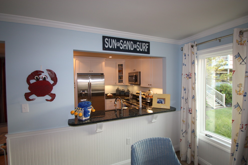 ワシントンD.C.にあるトロピカルスタイルのおしゃれなキッチンの写真