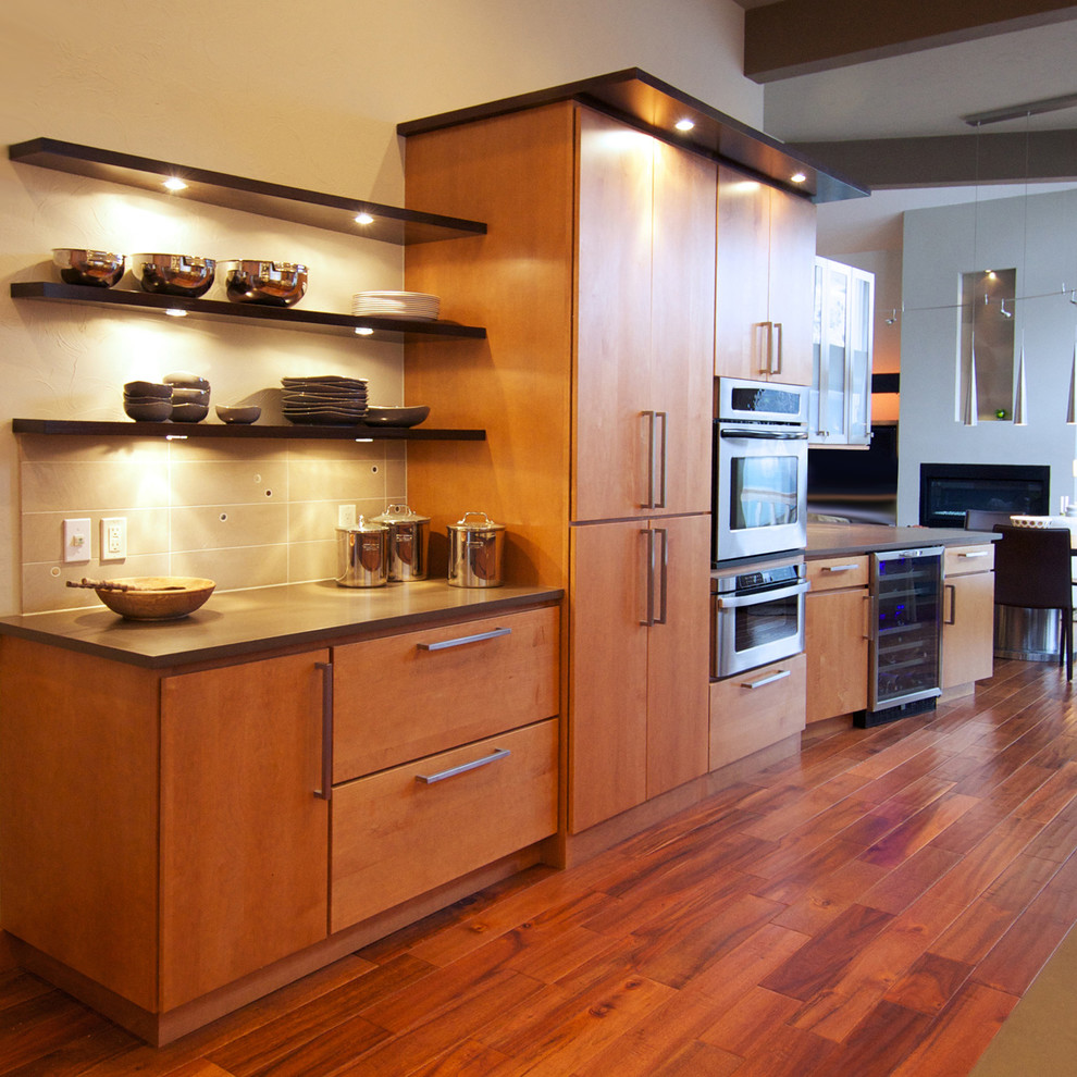Foto på ett stort funkis kök, med en undermonterad diskho, släta luckor, skåp i ljust trä, bänkskiva i kvarts, beige stänkskydd, stänkskydd i stenkakel, rostfria vitvaror och mellanmörkt trägolv