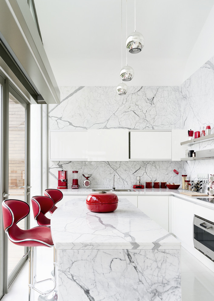 Esempio di una cucina design con ante lisce, ante bianche, top in marmo e paraspruzzi bianco