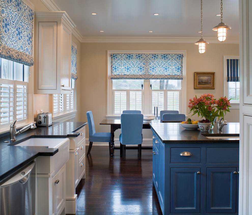 Immagine di un cucina con isola centrale chic con lavello stile country, ante a filo, ante blu e parquet scuro