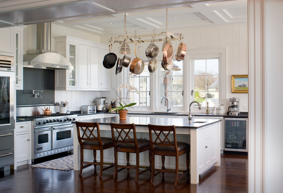 Immagine di una cucina stile marinaro di medie dimensioni con ante con riquadro incassato, ante bianche, elettrodomestici in acciaio inossidabile e parquet scuro
