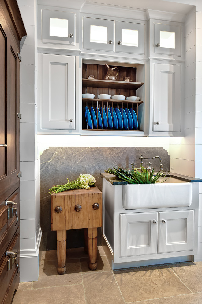 Diseño de cocina costera con fregadero sobremueble, armarios con paneles empotrados, puertas de armario blancas, salpicadero verde, suelo beige y encimeras grises