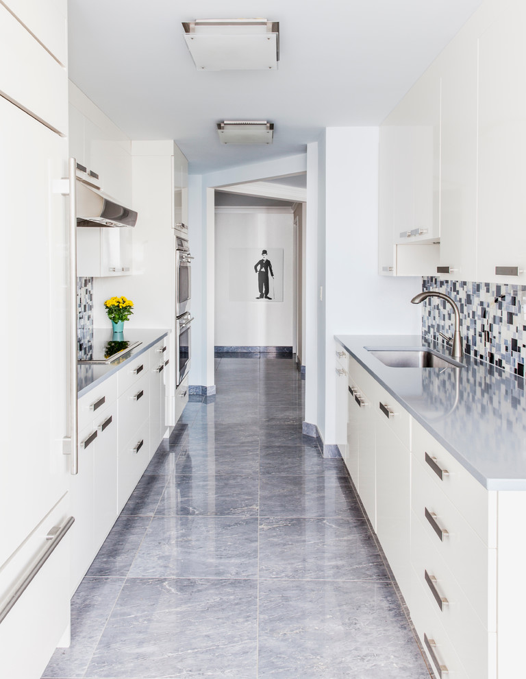 Zweizeilige, Mittelgroße Moderne Wohnküche mit integriertem Waschbecken, flächenbündigen Schrankfronten, bunter Rückwand und Marmorboden in New York