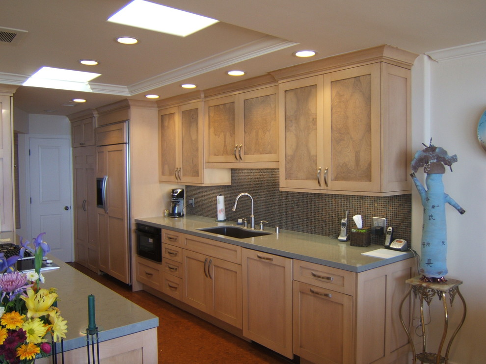 Cette photo montre une cuisine ouverte parallèle tendance en bois clair de taille moyenne avec un placard à porte shaker et un plan de travail en quartz modifié.