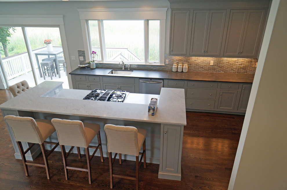 Bild på ett mellanstort vintage kök, med en enkel diskho, grå skåp, marmorbänkskiva, flerfärgad stänkskydd, rostfria vitvaror, mörkt trägolv, en köksö, luckor med infälld panel och stänkskydd i keramik