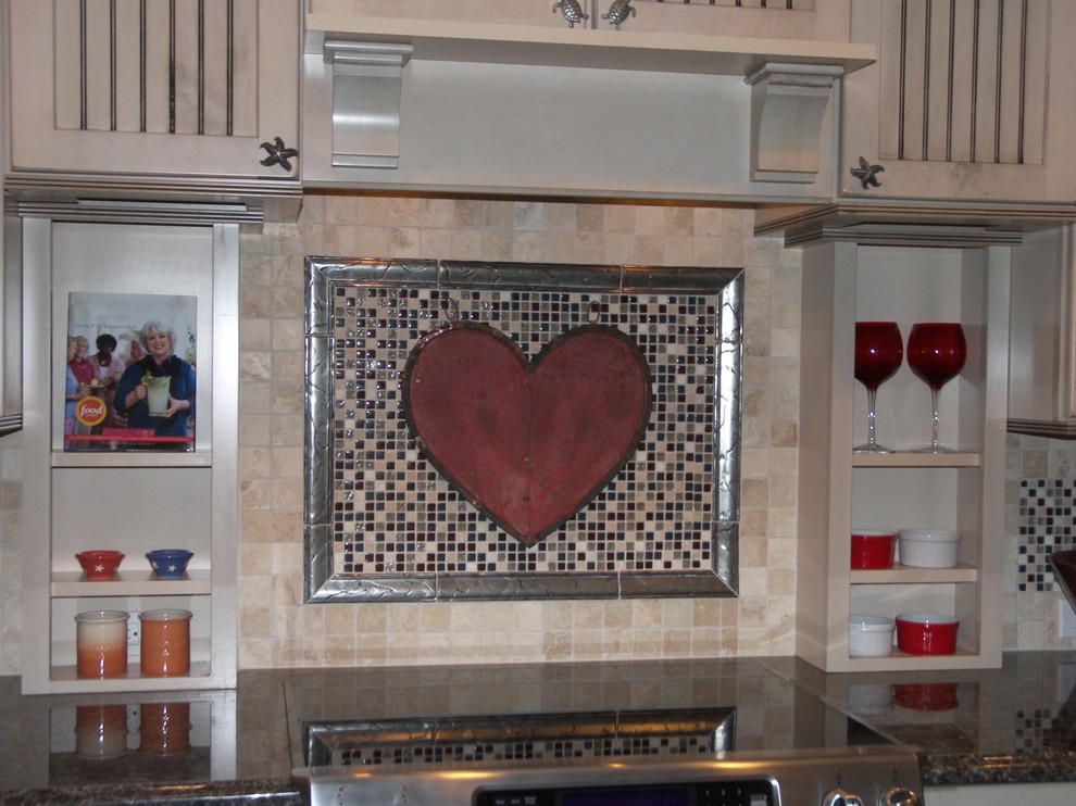 Immagine di una cucina chic di medie dimensioni con lavello stile country, ante a persiana, ante beige, top in granito, paraspruzzi multicolore, paraspruzzi con piastrelle a mosaico, elettrodomestici in acciaio inossidabile e pavimento in gres porcellanato