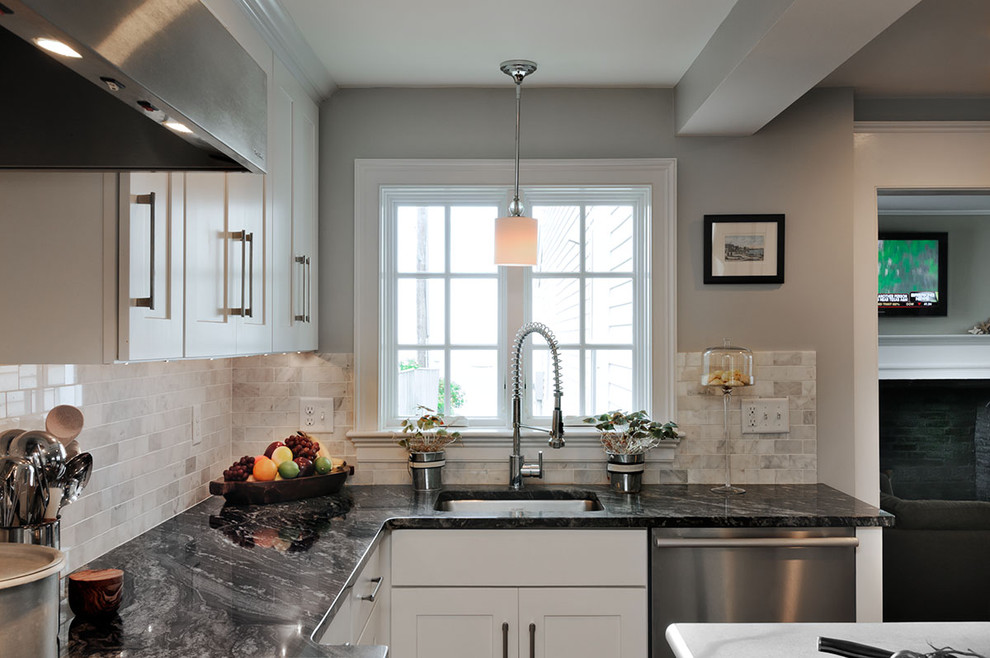 Kitchen - traditional kitchen idea in Boston