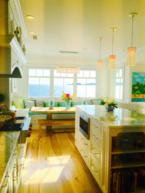 Foto di una cucina stile marinaro con top in marmo, pavimento in bambù, paraspruzzi bianco, paraspruzzi in lastra di pietra, elettrodomestici in acciaio inossidabile e lavello da incasso
