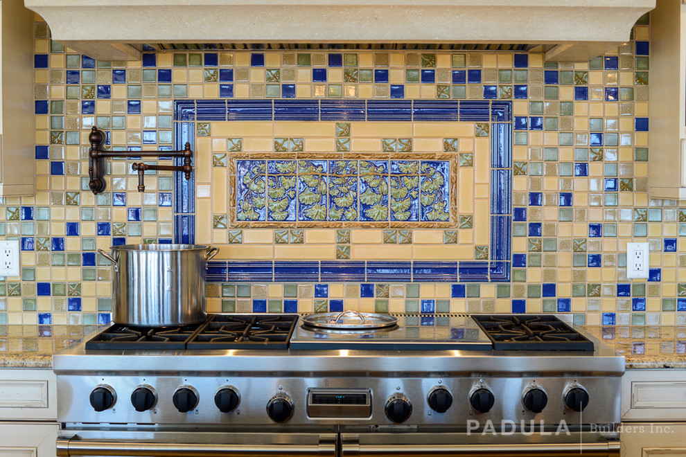 Landhausstil Küche mit weißen Schränken, Marmor-Arbeitsplatte, bunter Rückwand, Rückwand aus Mosaikfliesen und Küchengeräten aus Edelstahl in New York