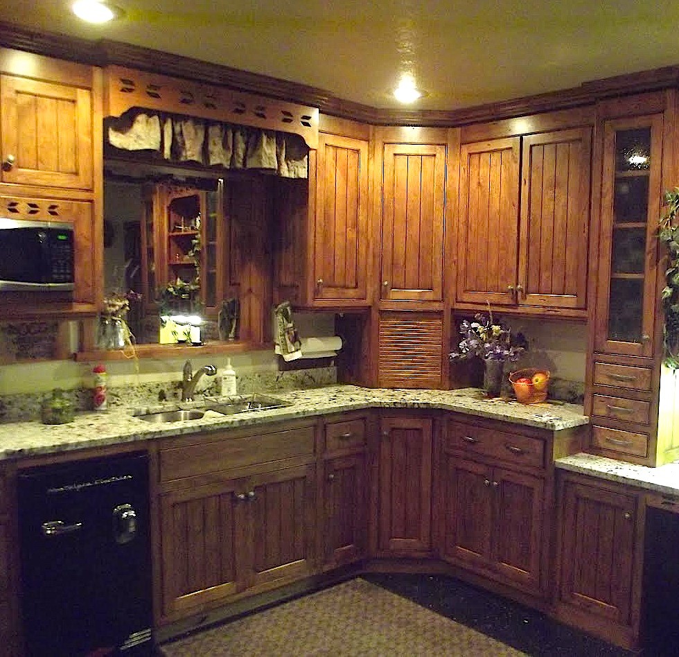 Foto di una cucina tradizionale di medie dimensioni con lavello a doppia vasca, ante in stile shaker, ante in legno bruno, top in granito, paraspruzzi beige, pavimento in gres porcellanato e pavimento nero