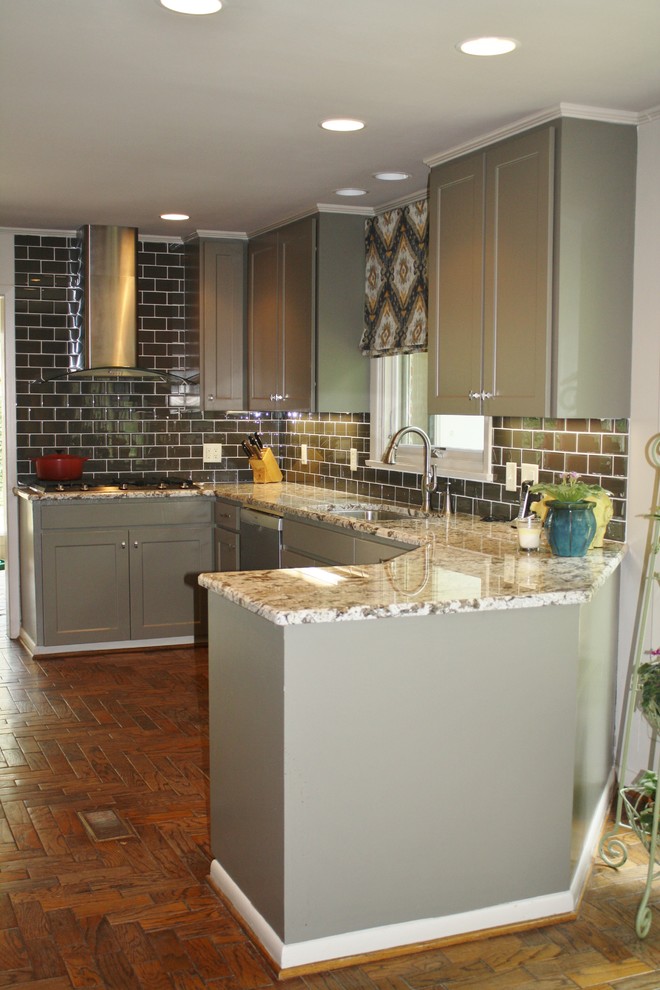 Stilmix Küche mit Küchenrückwand in Grau, Rückwand aus Porzellanfliesen und Küchengeräten aus Edelstahl in Little Rock