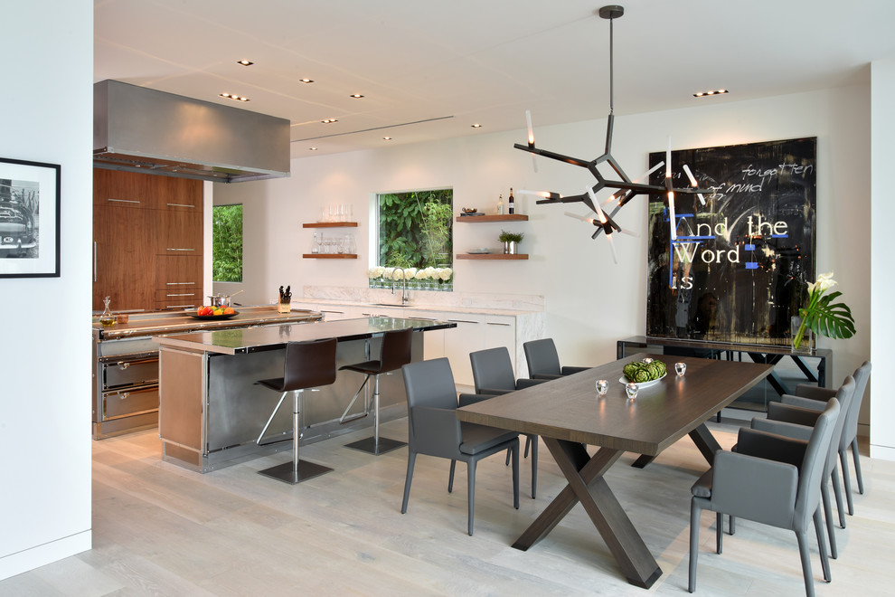 Стильный дизайн: кухня в современном стиле с обеденным столом и светлым паркетным полом - последний тренд