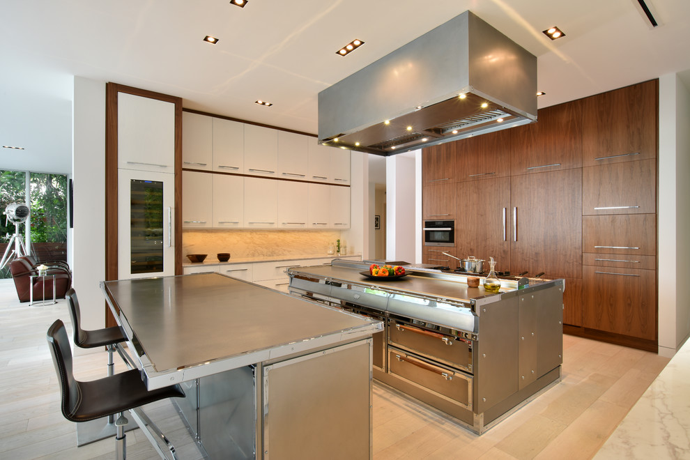 Ispirazione per una cucina abitabile design con parquet chiaro