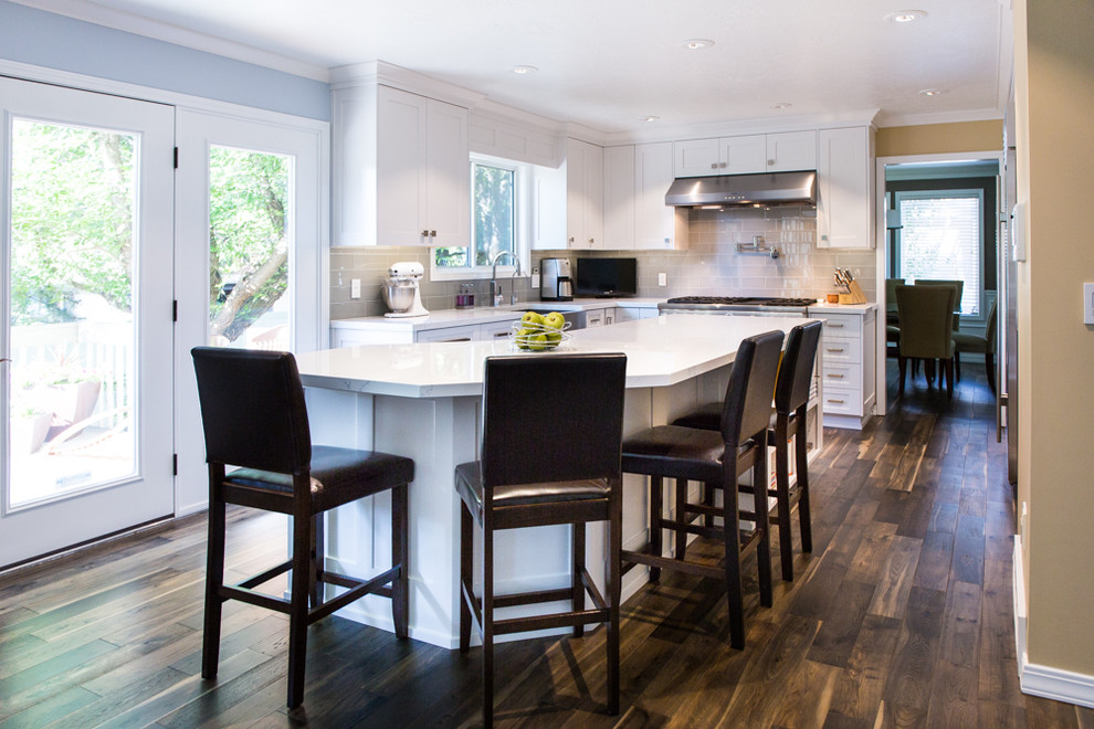 Offene, Mittelgroße Moderne Küche in L-Form mit Landhausspüle, Schrankfronten im Shaker-Stil, weißen Schränken, Küchengeräten aus Edelstahl und Kücheninsel in Salt Lake City