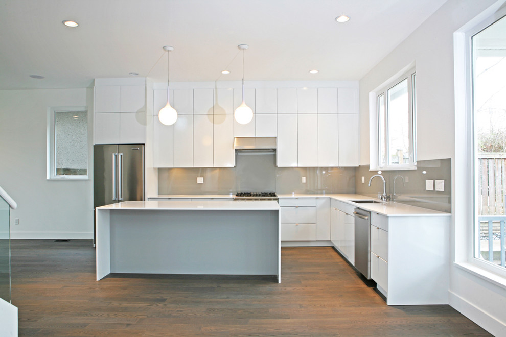 Inspiration for a modern kitchen remodel in Vancouver