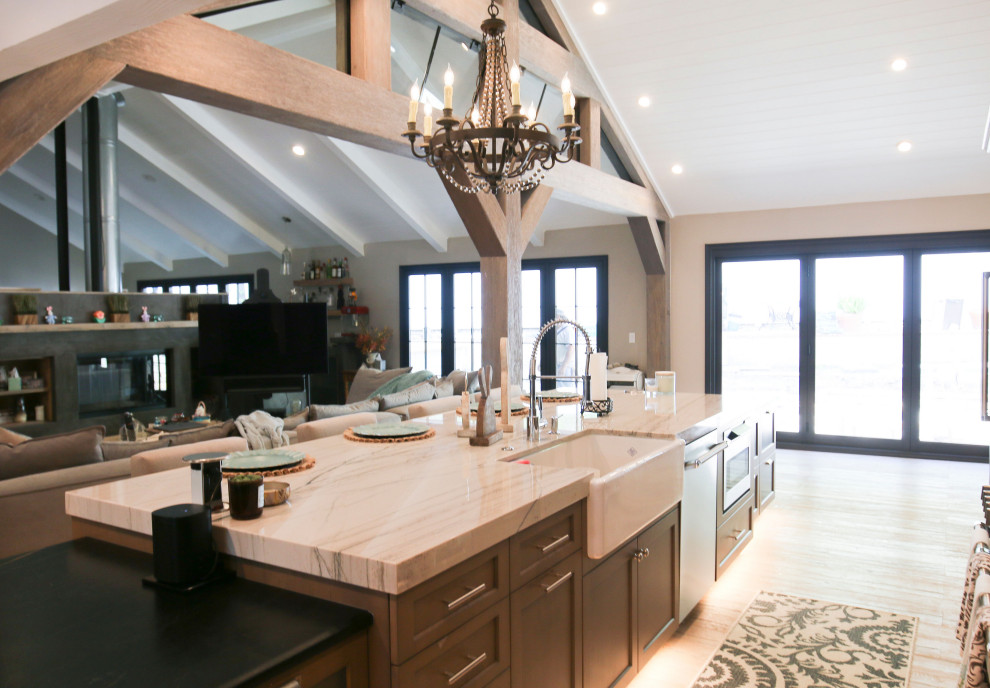 Foto de cocina abovedada de estilo de casa de campo con fregadero sobremueble, salpicadero negro, suelo de madera en tonos medios, una isla y encimeras multicolor
