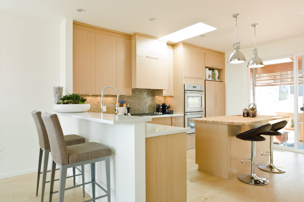 Photo of a modern kitchen in Vancouver.