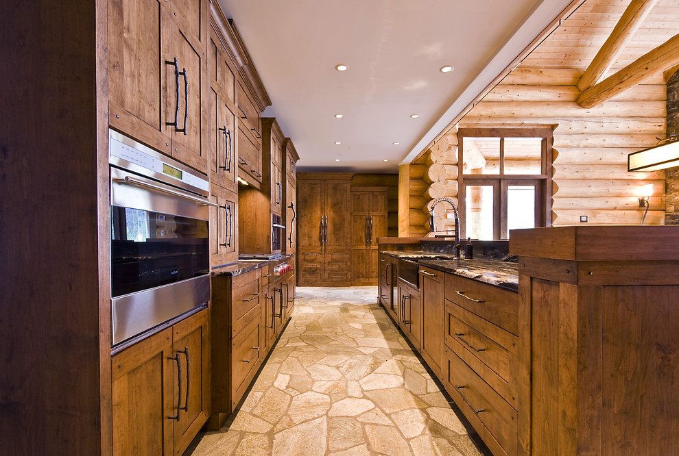 Urige Küche mit Küchengeräten aus Edelstahl, Landhausspüle und Mauersteinen in Vancouver