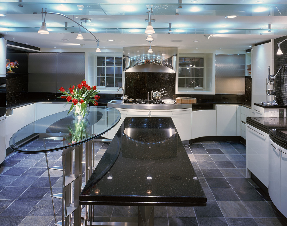 Moderne Küche in U-Form mit flächenbündigen Schrankfronten, weißen Schränken, Küchenrückwand in Schwarz, Elektrogeräten mit Frontblende und Kücheninsel in Washington, D.C.