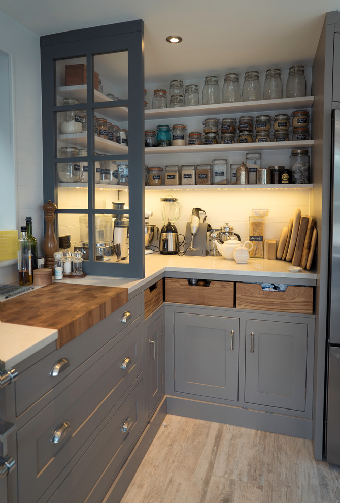 Esempio di una cucina tradizionale con ante in stile shaker e ante grigie