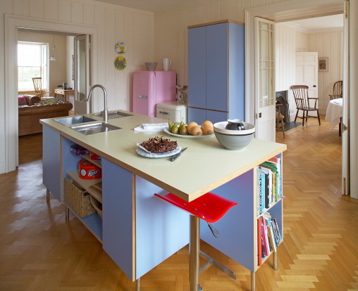 Inspiration för avskilda, mellanstora moderna kök, med en integrerad diskho, släta luckor, blå skåp, laminatbänkskiva, färgglada vitvaror, ljust trägolv och en köksö