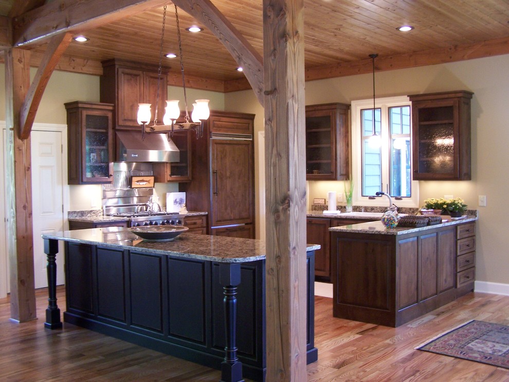 Foto di una cucina stile americano con ante a persiana, ante in legno bruno, top in granito e elettrodomestici in acciaio inossidabile
