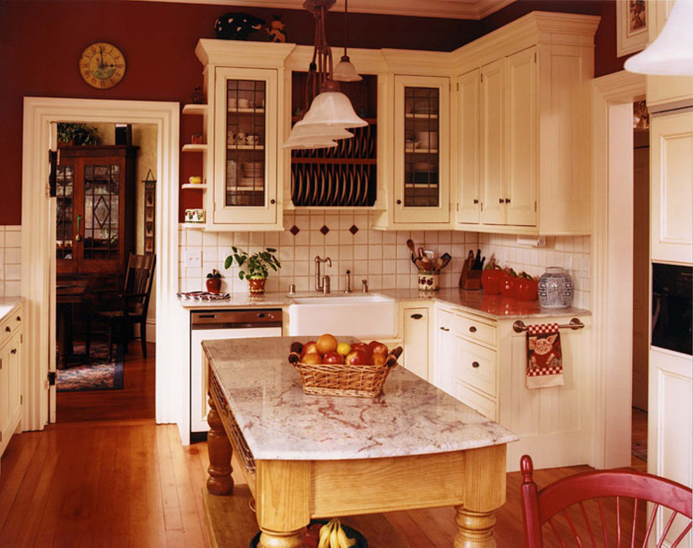 Свежая идея для дизайна: кухня в классическом стиле в частном доме - отличное фото интерьера