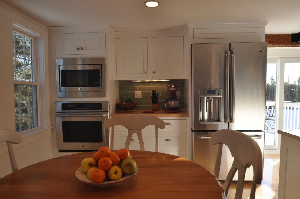 Exempel på ett lantligt kök och matrum, med en rustik diskho, skåp i shakerstil, vita skåp, bänkskiva i kvarts, grönt stänkskydd, stänkskydd i keramik och rostfria vitvaror