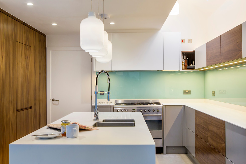 Esempio di un cucina con isola centrale design chiuso e di medie dimensioni con ante lisce, top in legno e paraspruzzi blu