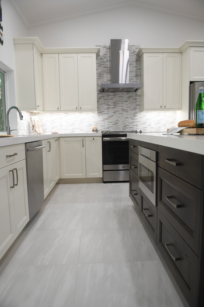 Klassisk inredning av ett mellanstort vit vitt kök, med en undermonterad diskho, skåp i shakerstil, vita skåp, bänkskiva i kvarts, flerfärgad stänkskydd, stänkskydd i keramik, rostfria vitvaror, klinkergolv i porslin, en köksö och vitt golv