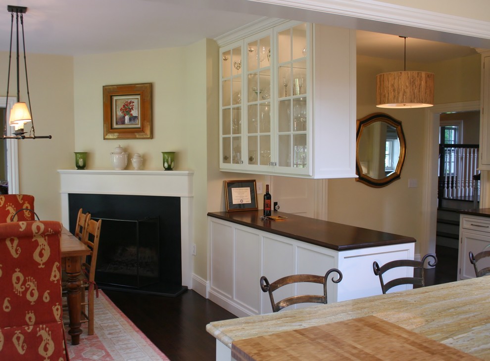 Exempel på ett mellanstort lantligt kök, med en rustik diskho, luckor med infälld panel, vita skåp, granitbänkskiva, rostfria vitvaror, mörkt trägolv och en köksö