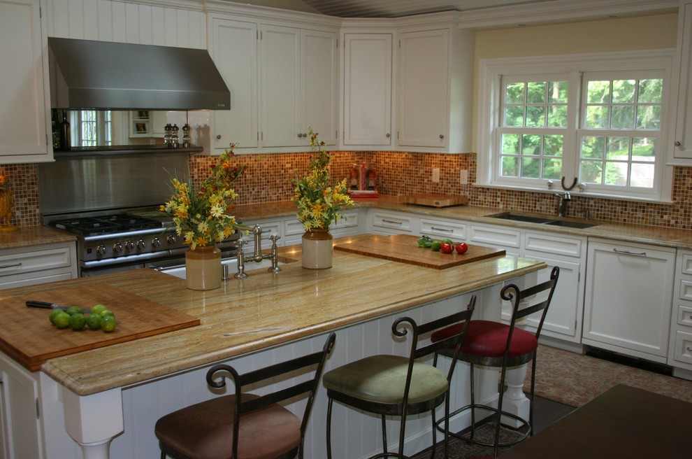 Bild på ett mellanstort lantligt kök, med en rustik diskho, luckor med infälld panel, vita skåp, granitbänkskiva, rostfria vitvaror, mörkt trägolv och en köksö