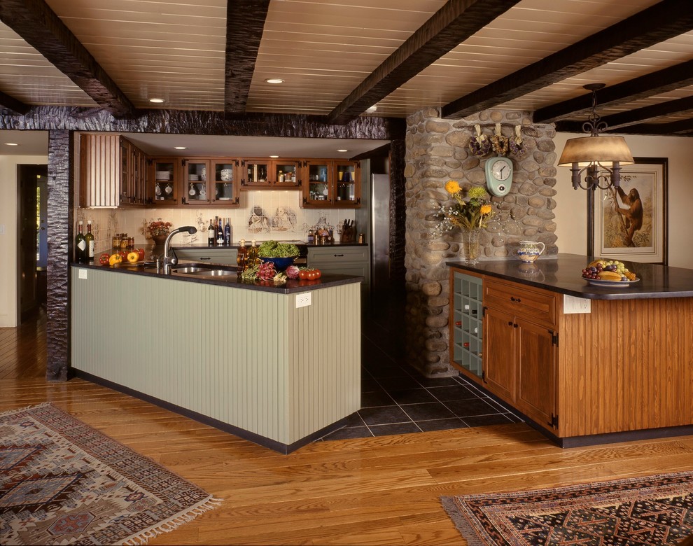 Offene Klassische Küche in U-Form mit Doppelwaschbecken, Glasfronten, hellbraunen Holzschränken, Küchenrückwand in Beige und Küchengeräten aus Edelstahl in New York