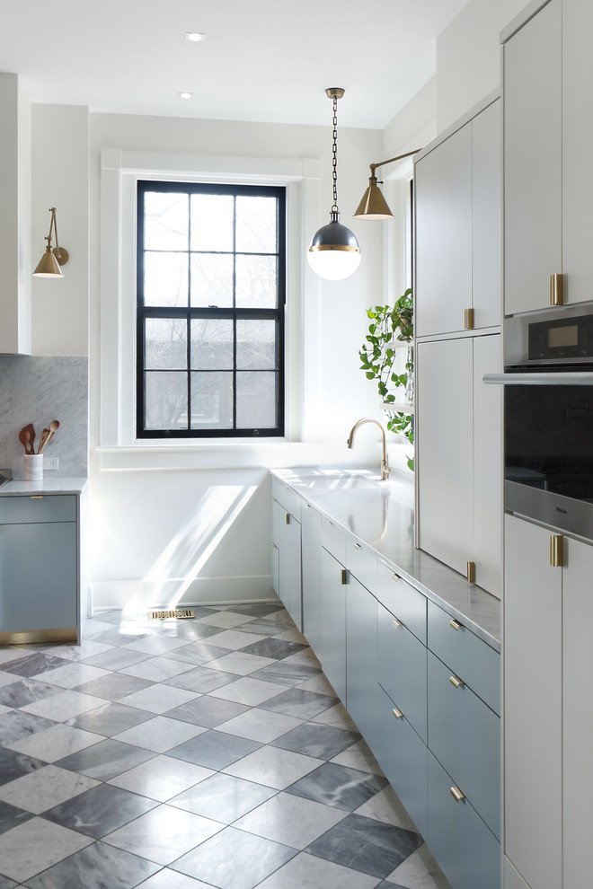 Idéer för stora funkis vitt kök, med en undermonterad diskho, släta luckor, grå skåp, marmorbänkskiva, vitt stänkskydd, stänkskydd i marmor, marmorgolv, en köksö och grått golv