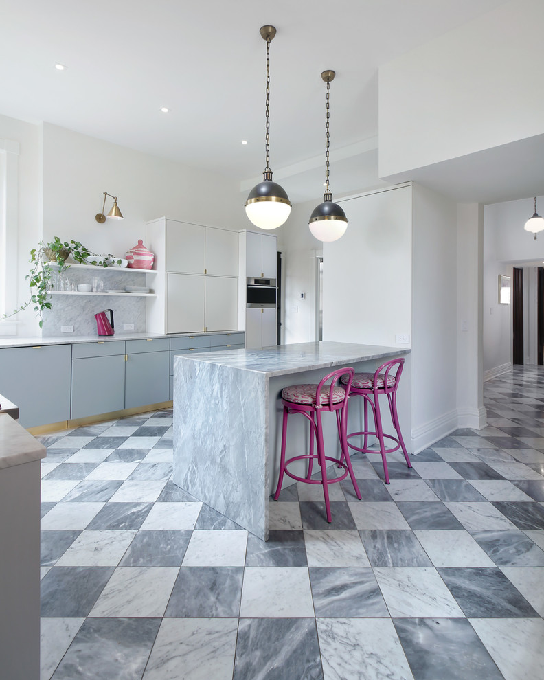 Modern inredning av ett stort grå grått kök, med släta luckor, grå skåp, marmorbänkskiva, vitt stänkskydd, stänkskydd i marmor, marmorgolv, en köksö och grått golv