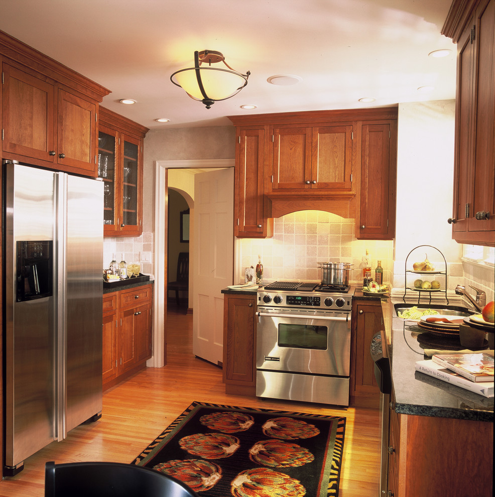 This is an example of a traditional kitchen in Minneapolis.
