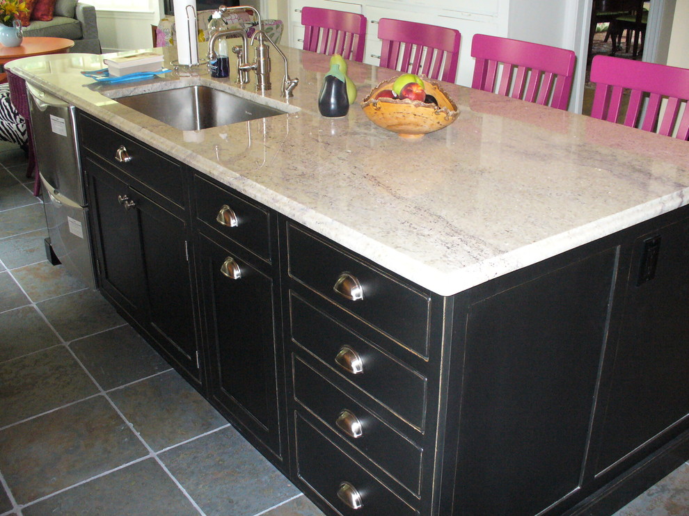 Modern inredning av ett mellanstort l-kök, med en undermonterad diskho, skåp i shakerstil, svarta skåp, granitbänkskiva, vitt stänkskydd, stänkskydd i keramik, rostfria vitvaror, skiffergolv och en köksö