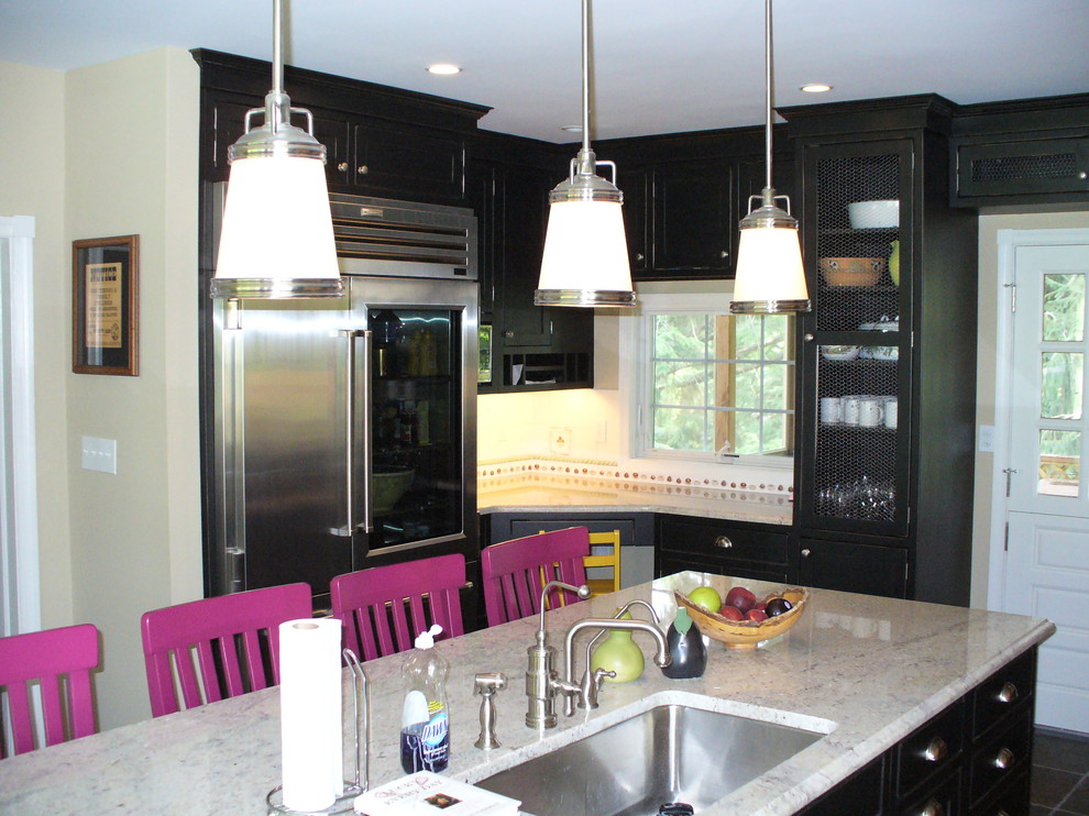 Foto di una cucina moderna di medie dimensioni con lavello sottopiano, ante in stile shaker, ante nere, top in granito, paraspruzzi bianco, paraspruzzi con piastrelle in ceramica, elettrodomestici in acciaio inossidabile e pavimento in ardesia