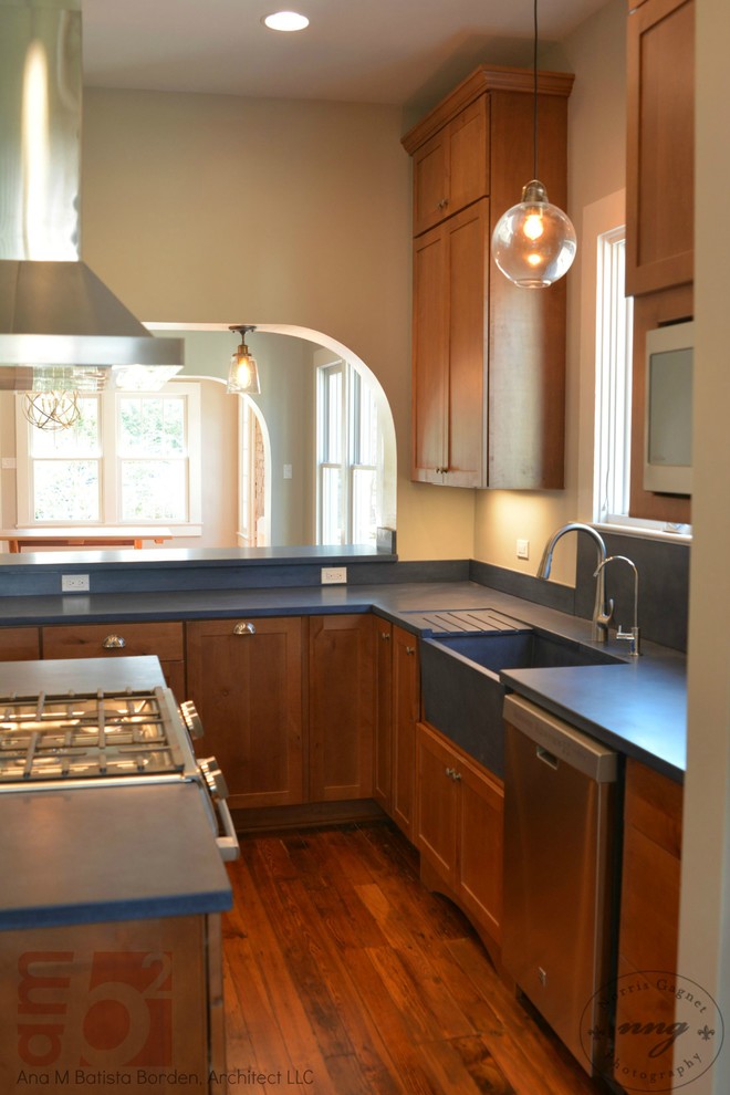 Esempio di una cucina rustica di medie dimensioni con lavello integrato, ante in stile shaker, ante in legno scuro, top in cemento, paraspruzzi blu, elettrodomestici in acciaio inossidabile e parquet chiaro
