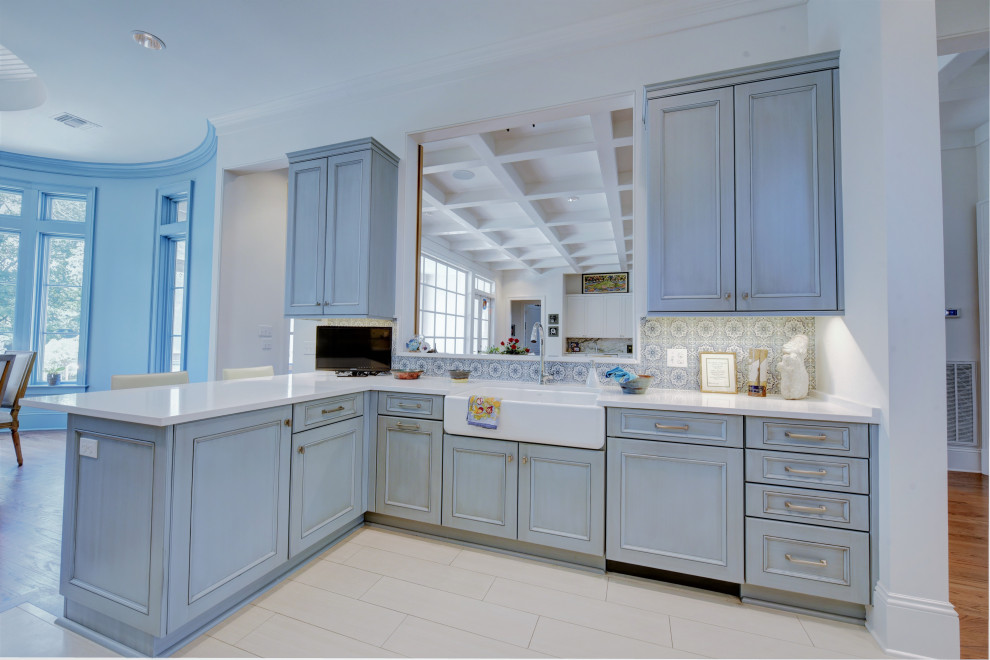 Idéer för ett stort klassiskt vit kök, med en rustik diskho, luckor med infälld panel, blå skåp, bänkskiva i koppar, flerfärgad stänkskydd, stänkskydd i keramik, integrerade vitvaror, en halv köksö och grått golv