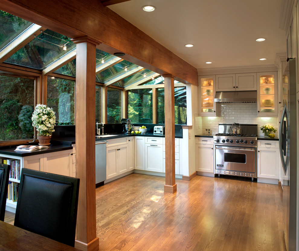 Источник вдохновения для домашнего уюта: кухня в классическом стиле с фартуком из плитки кабанчик и двухцветным гарнитуром