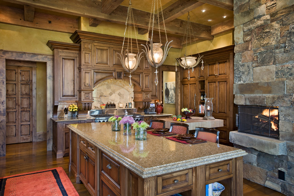 Rustikale Küche mit profilierten Schrankfronten, hellbraunen Holzschränken, Küchenrückwand in Beige und Küchengeräten aus Edelstahl in Sonstige