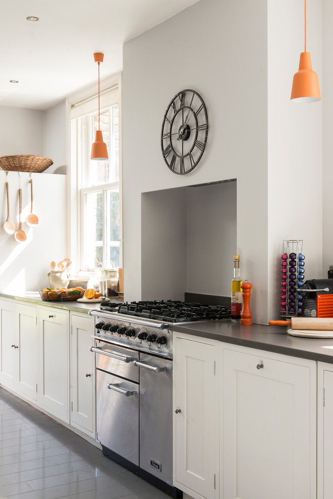 Idéer för ett lantligt kök, med luckor med infälld panel, vita skåp, rostfria vitvaror och grått golv