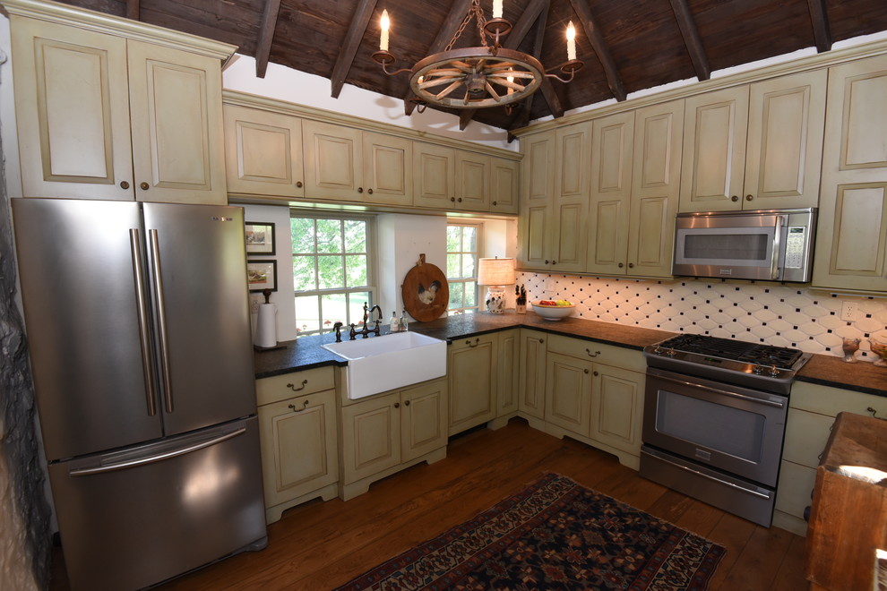This is an example of a rural kitchen in Richmond.