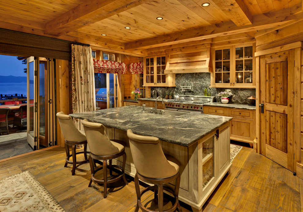 Esempio di una cucina rustica con lavello stile country, ante in stile shaker, ante in legno scuro, paraspruzzi grigio e parquet scuro